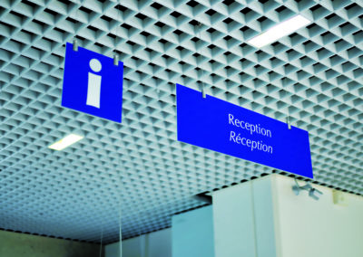 Page portfolio book CERN signalétique hôtels plaques panneaux aluminium suspendu cnzia graphisme & impression Bassin lémanique, Nyon et Pays de Gex